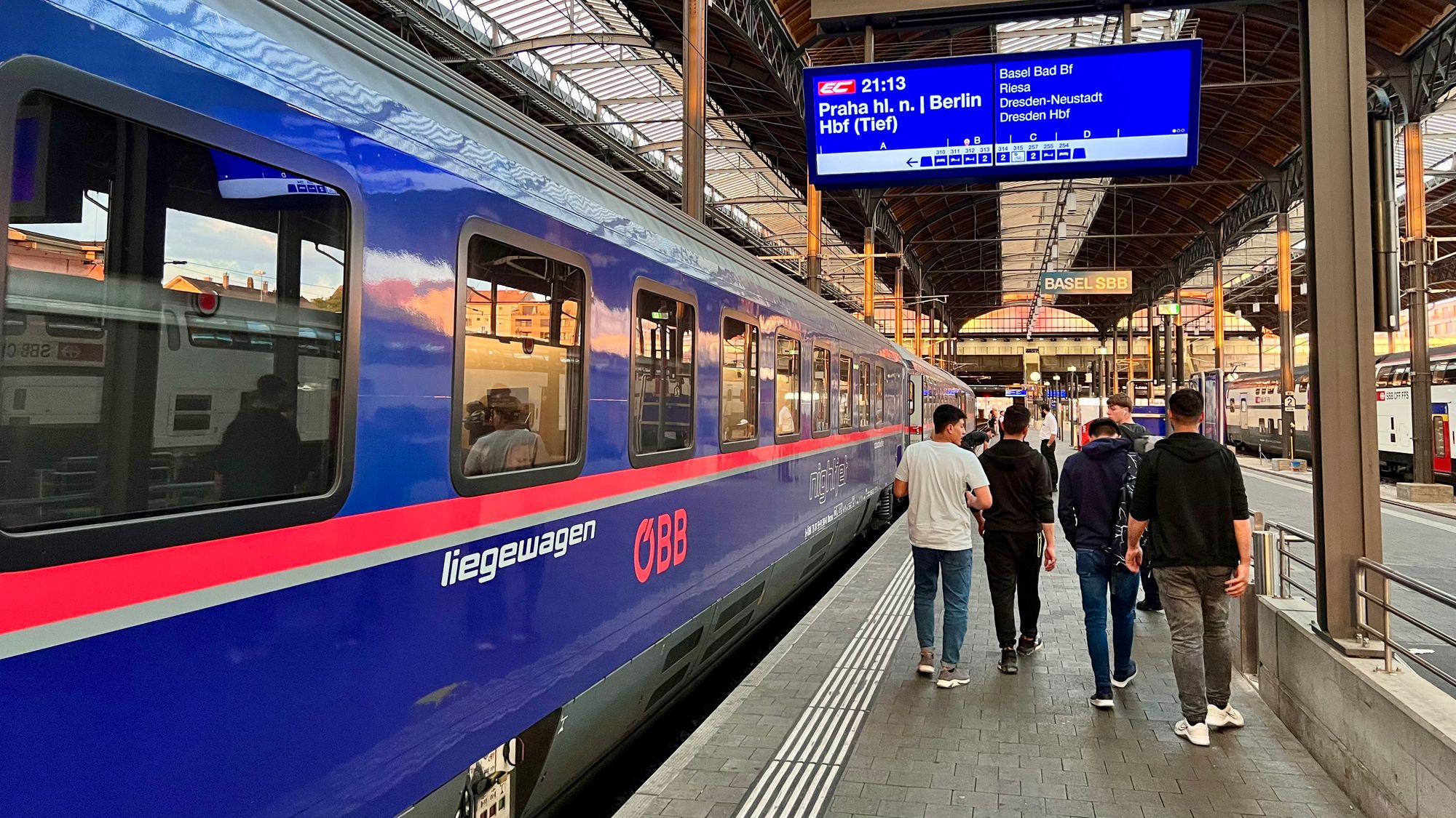 Bild eines Nachtzugs in Basel SBB kurz vor der Abfahrt