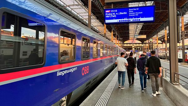 Bild eines Nachtzugs in Basel SBB kurz vor der Abfahrt