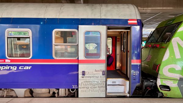 Nachtzugwagen eines Nightjet von der Seite im Bahnhof Berlin Südkreuz