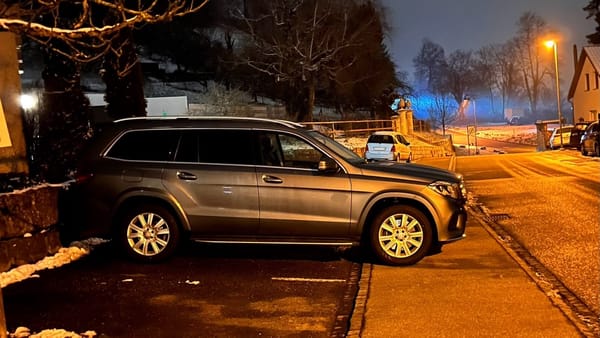 SUV Auto parkiert auf einem Trottoir weil es zu gross ist